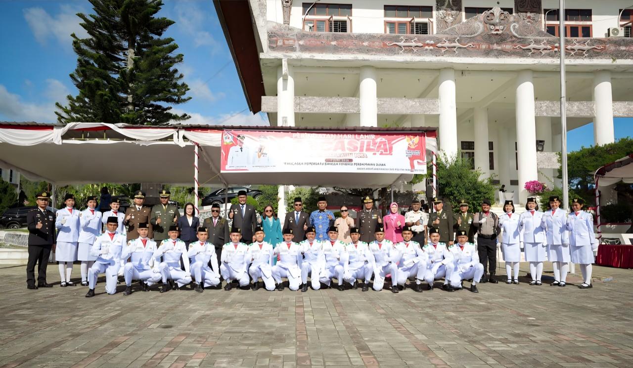 Peringati Hari Lahir Pancasila, Ketua TP PKK Toba Hadiri Upacara Khidmat di Kantor Bupati