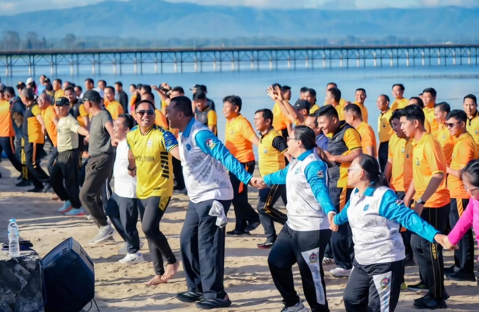 Sambut HUT Bhayangkara ke-80, Pemkab dan Polres Toba Gelar Olahraga Bersama di Pantai Parparean