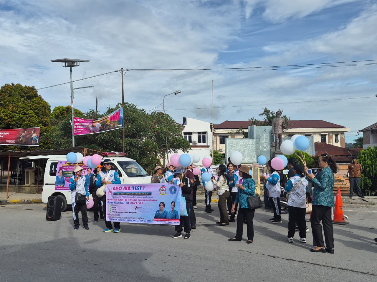 Turun ke Jalan, TP PKK Toba Gelar Kampanye 'PITA CANTIK' Edukasi Deteksi Dini Kanker Serviks di BaligeTurun ke Jalan, TP PKK Toba Gelar Kampanye 'PITA CANTIK' Edukasi Deteksi Dini Kanker Serviks di Balige