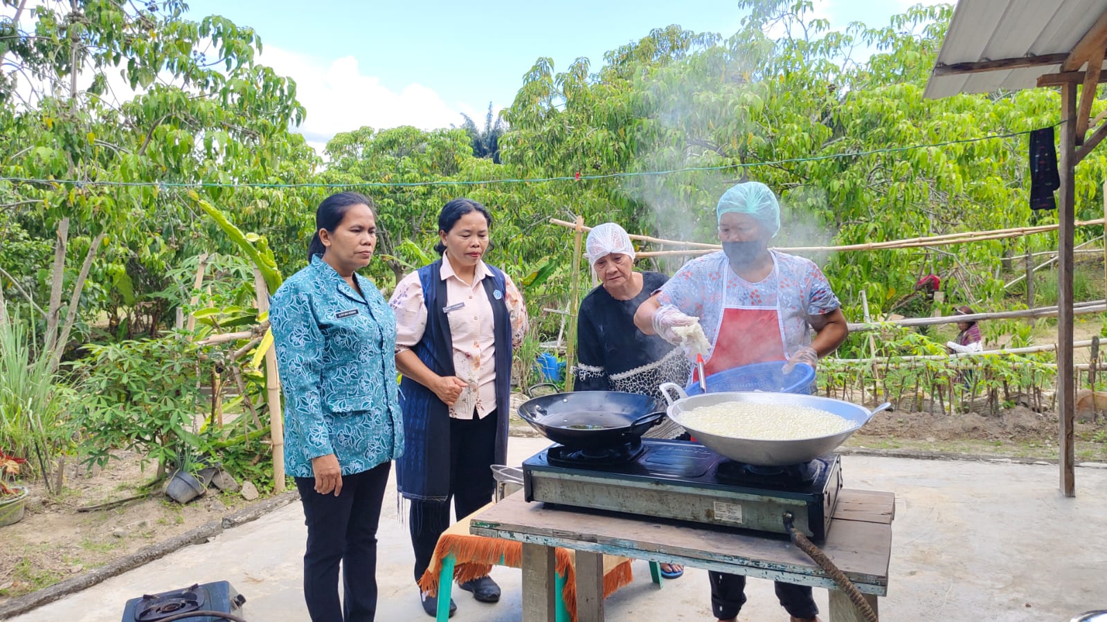 Jelang Evaluasi Provsu, Pokja II TP PKK Toba Benahi Produksi Keripik di Sigaol Timur